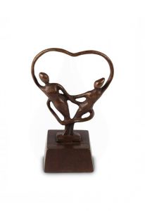 Escultura miniurna de bronce 'El corazón dentro de otro'