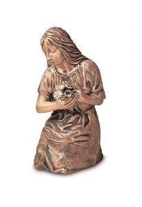 Escultura conmemorativa de niña con flores – hecha de bronce