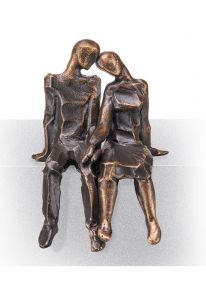 Escultura funeraria de pareja sentada – tridimensional, libre, con taco de fijación en la parte inferior