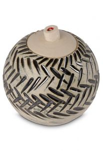 Urna pequeña de cerámica con rayas negras