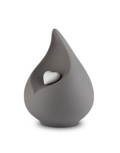 Urna funeraria en forma de lágrima de porcelana ‘Celest’ - gris con corazoncito blanco