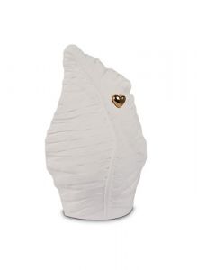 Urna cerámica hoja blanca con corazón oro